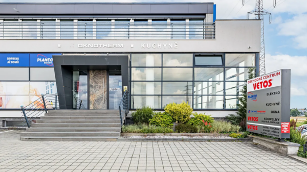 Hlavní vchod obchodního centra OC VETOS Benešov